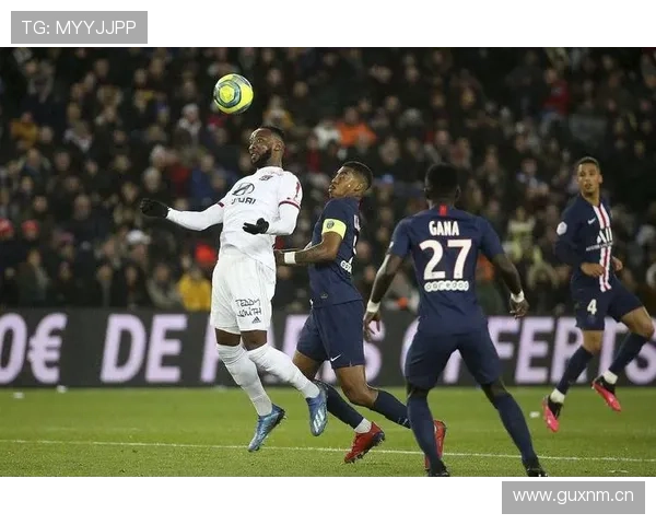 巴黎圣日耳曼边路主导进攻问题显现，当前阶段对整体战术稳定性面临考验