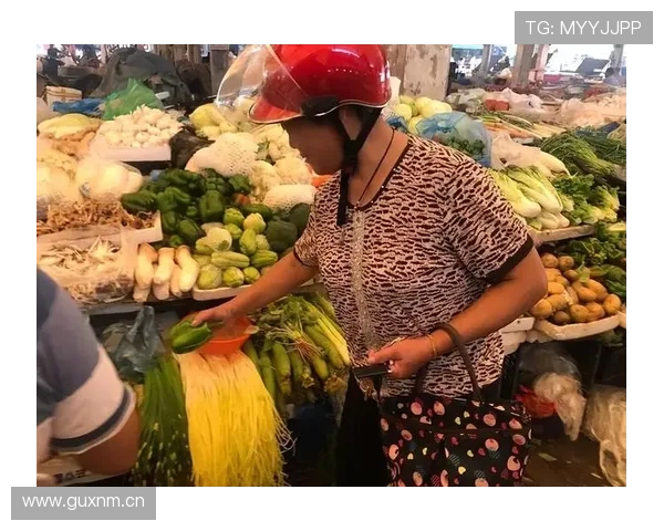 刷到贾一凡一张照片：冠军脸配菜市场塑料袋，我笑出声了