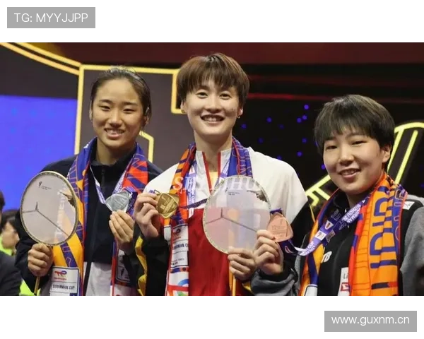 山口茜训练完拎着大牌购物袋走出体育馆，我的月薪瞬间透明