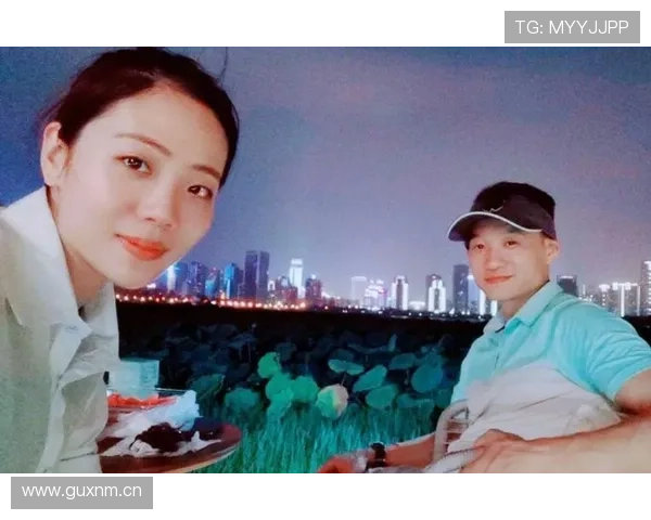 杨威看着像隔壁大叔，手机相册却全是头等舱和菜市场同框的照片